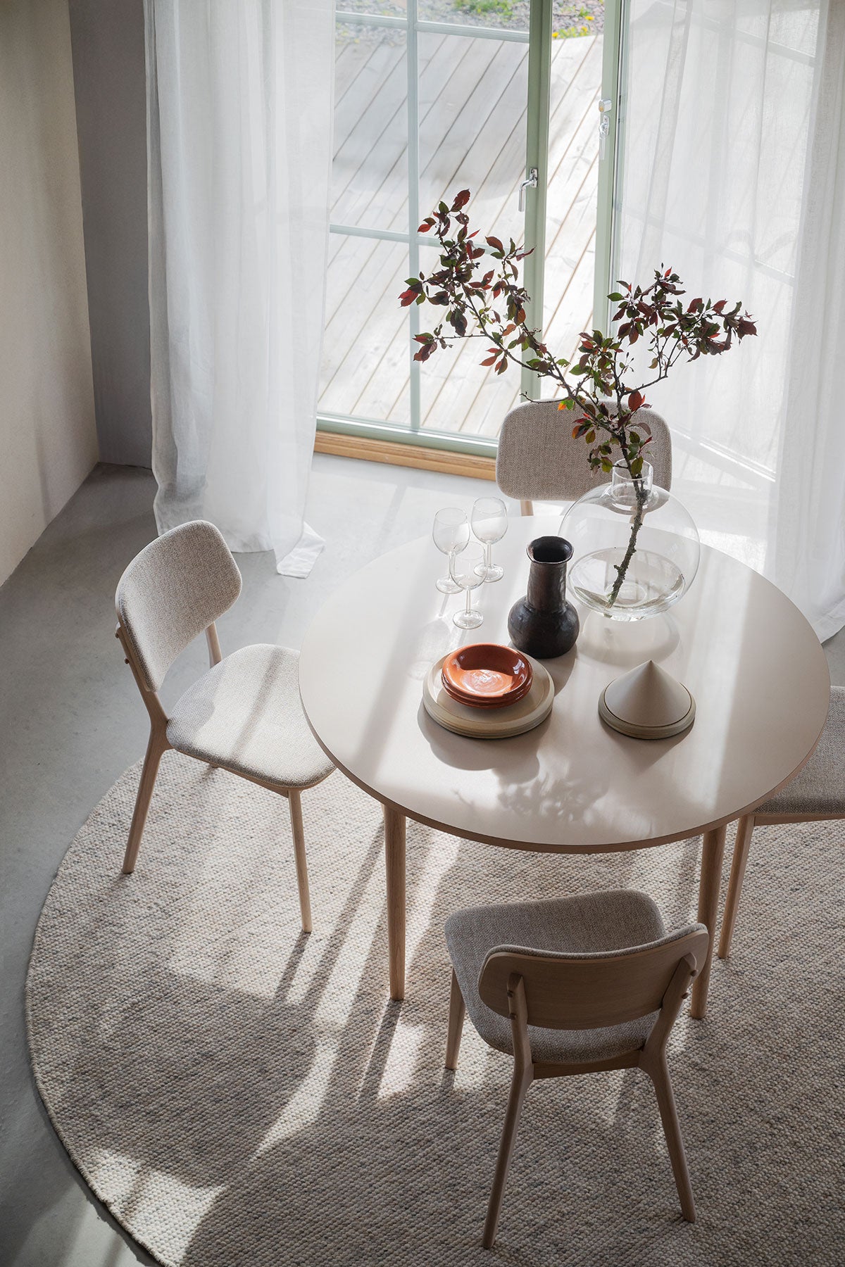 Fairmount Matbord i diameter 120 i beige HPL och vitpigmenterad ek i solig matsal