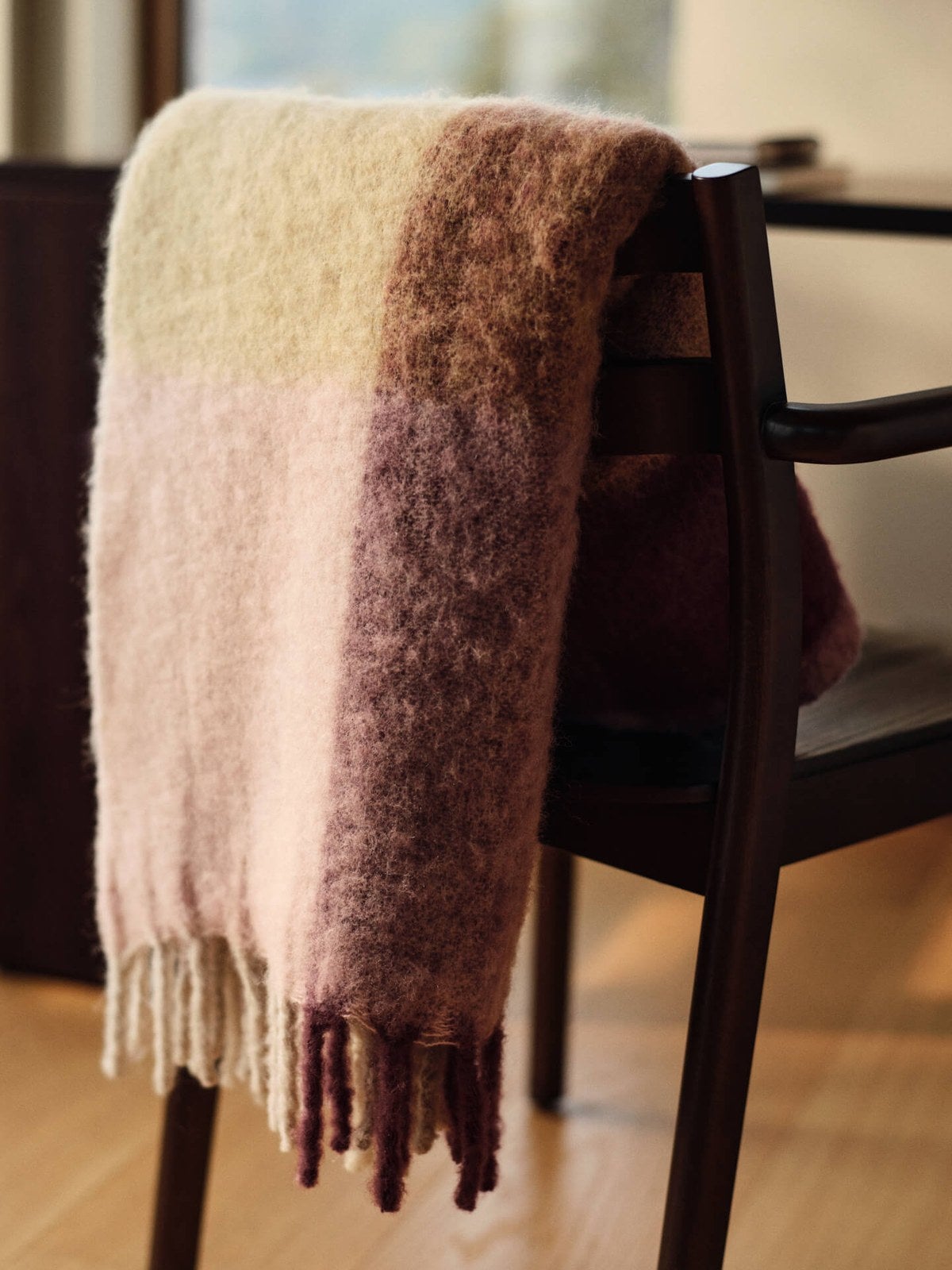 Ferm-Living-Blur-Mohairplad-Butter-Pale-Rose-miljo-1