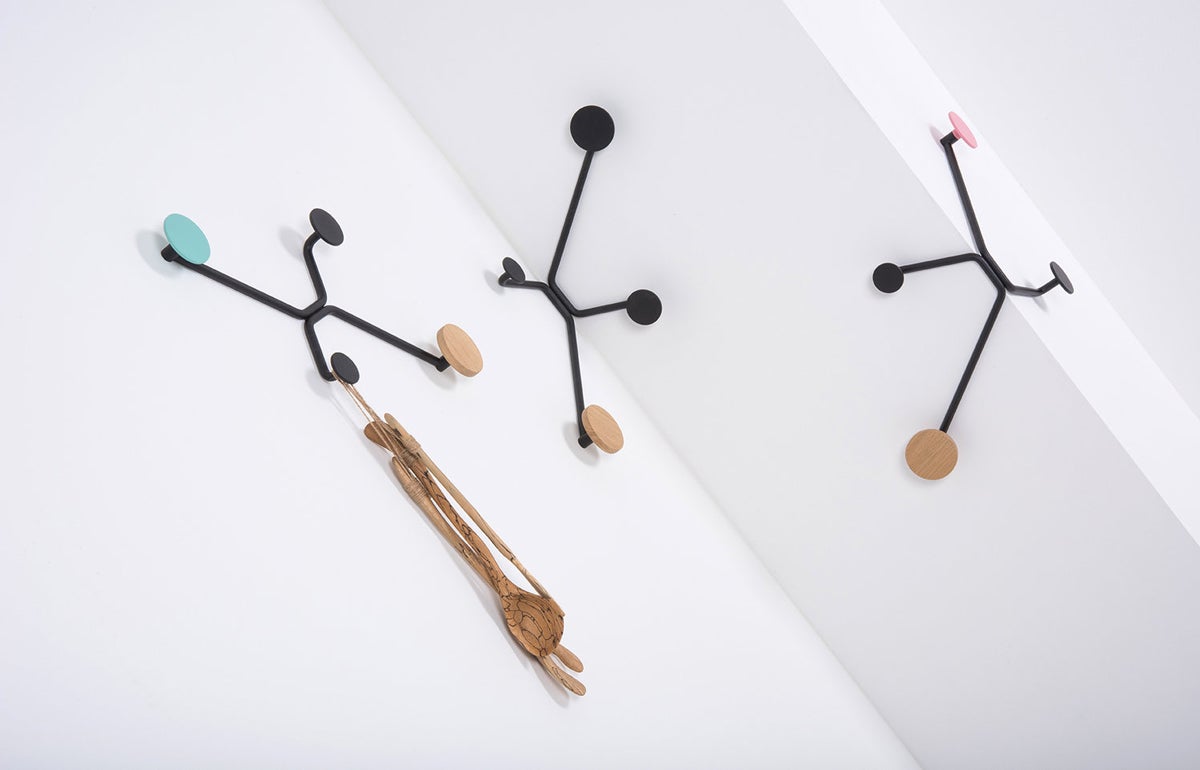 Hook Klädhängare hängandes på vit vägg