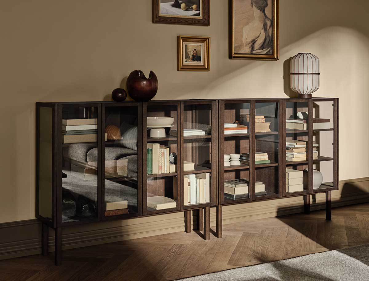 Bolia-Cana-Glass-Cabinet-Dark-Oiled-Oak-115x138-Lifestyle