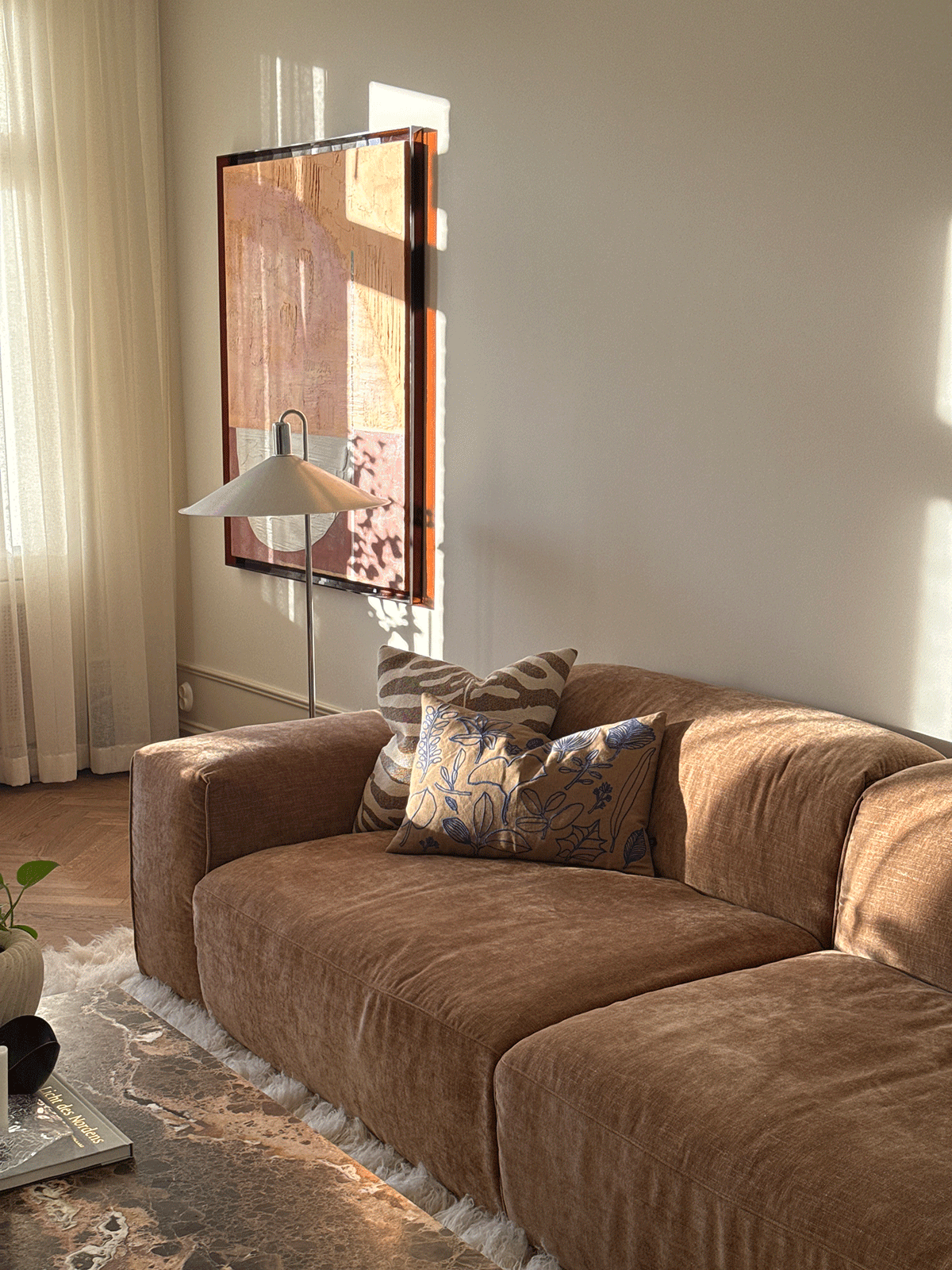 Edda-Sofa-Sits-Lifestyle