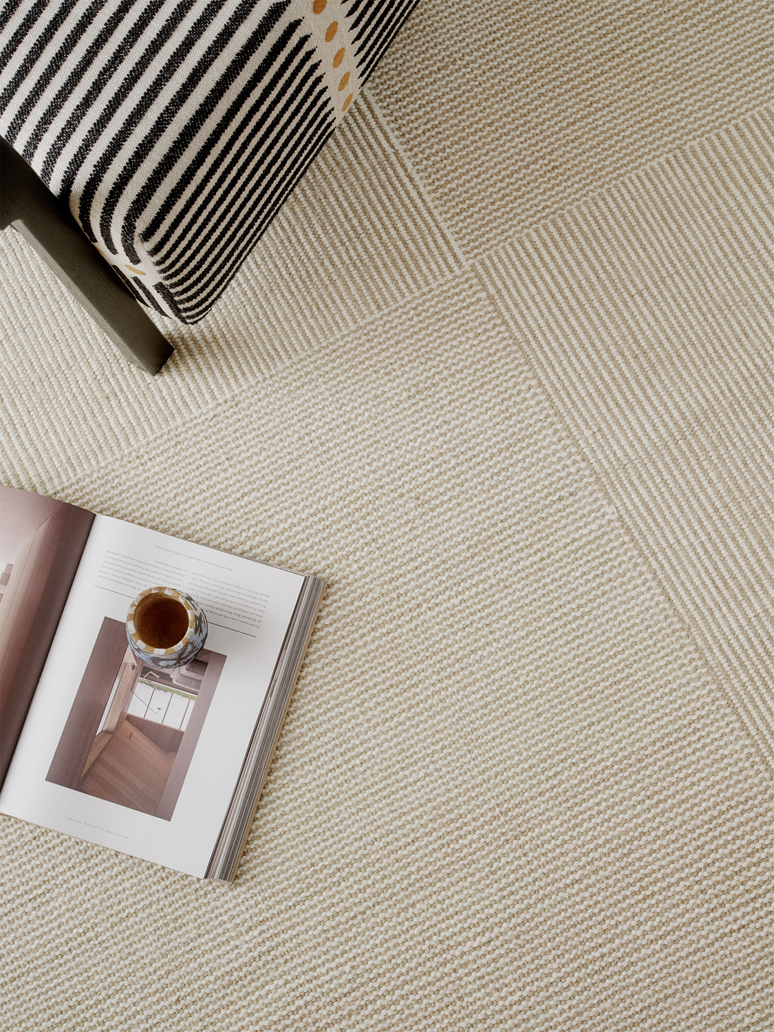 Kent-Rug-White-Linie-Design-03