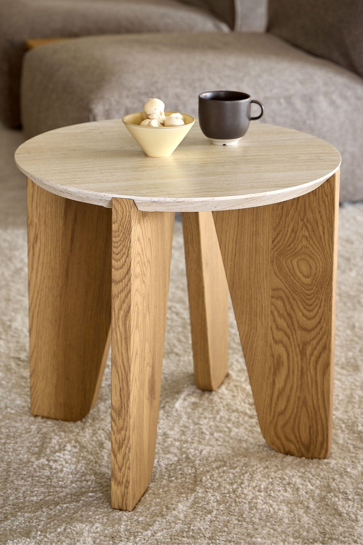 Actona Dockland soffbord med mugg och skål på. 