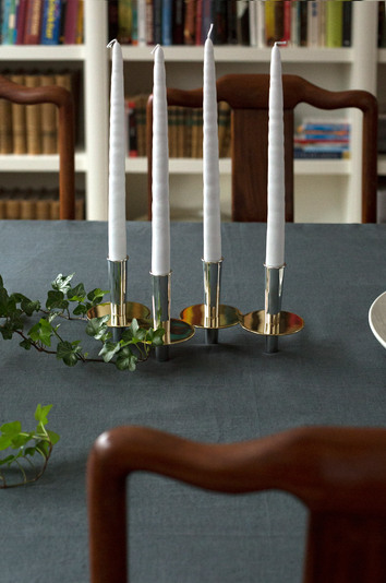 Kluster ljusstake placerad på ett matbord 