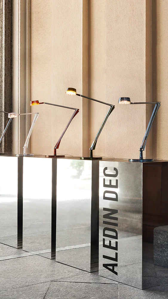 Aledin Dec Lampa i olika färger på silvriga piedestaler