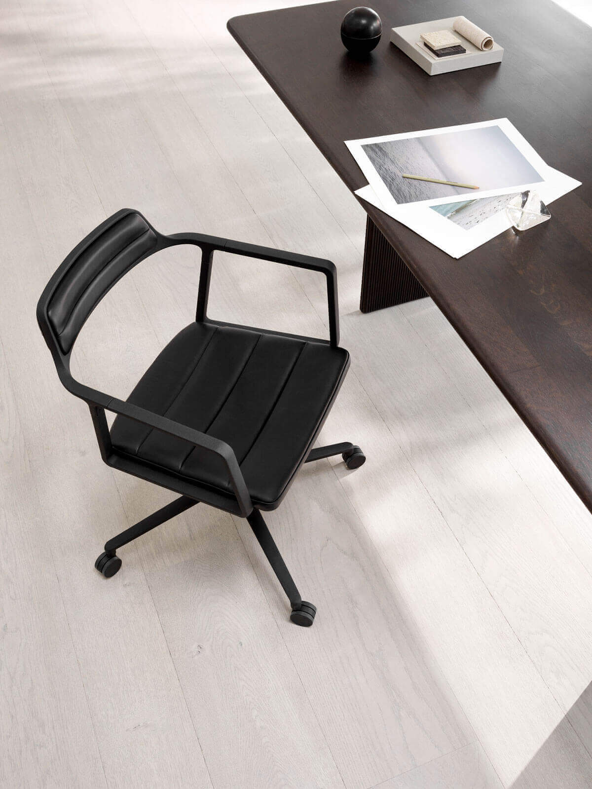 vipp452-swivel-chair-black-03-low (1) (1) (1) (1)