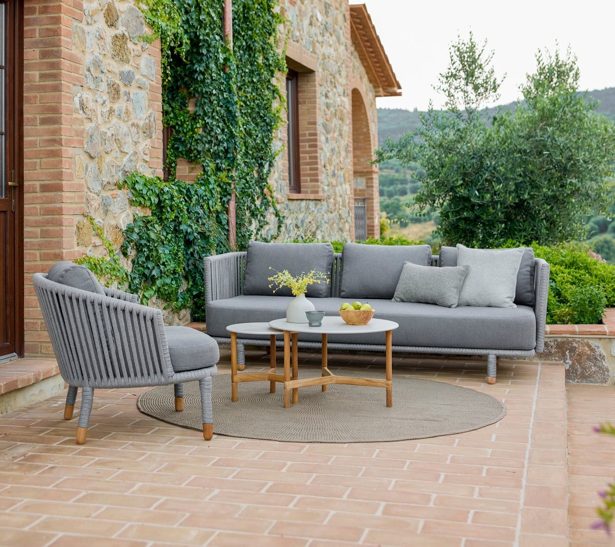 Moments_lounge_chair_-_Moments_sofa_-_Twist_coffee_tables_66-env-52e7a