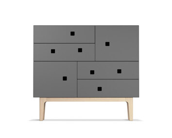 Peep B1 Byrå i färgen Grå med ben i vitpigmenterad ek