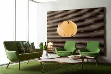 Flower Soffbord i kontorsmiljö med grön soffa, gröna fåtöljer och gröna inredningsdetaljer