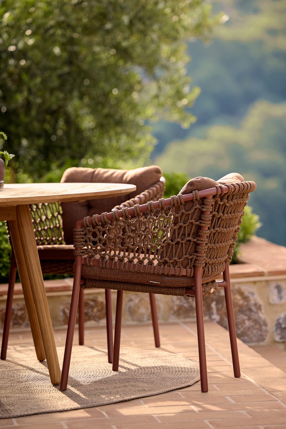 Cane-line-Umber-Brown-stol-miljo01