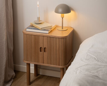 Langley nattduksbord bredvid säng. 