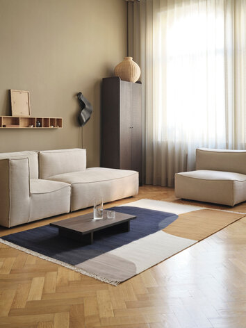 Kona soffbord i mörkbetsad ek i vardagsrum