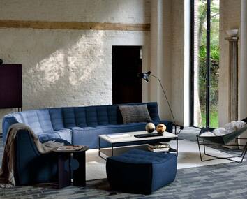 N701 Soffa i blått tyg i olika storlekar, sammansatta som en modulsoffa i öppet vardagsrum