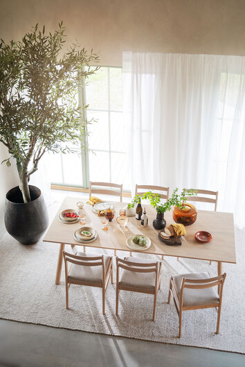 Clapperton Matbord i vitpigmenterad ek med sex stolar i matsal