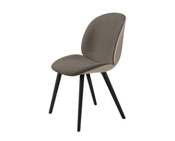 Beetle stol med svarta plastben, baksida i plast New Beige med framsida i tyg Light Bouclé