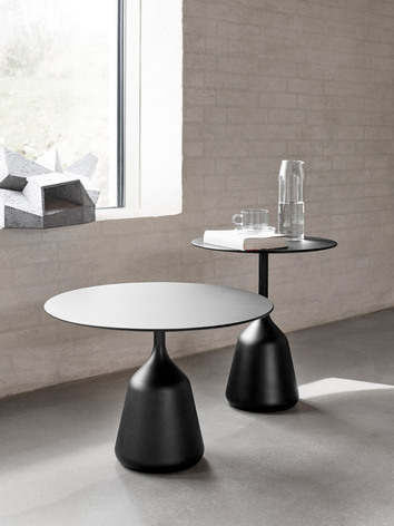 Coin Sidobord Högt och Lågt tillsammans med en bok, en karaff med vatten och en kaffekopp