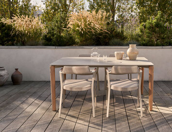 Vipp 718 Open-Air Matbord på solig uteplats