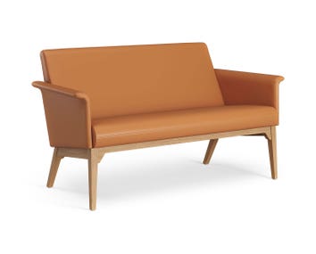 Soffan Lazy klädd i lädret Elmosoft 54035, med benställning i oljad ek