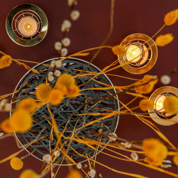 Äng Vas Stor Blågrön med orange blommor och tända ljus