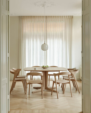 Corto Matbord med åtta stolar under pendel i matsal