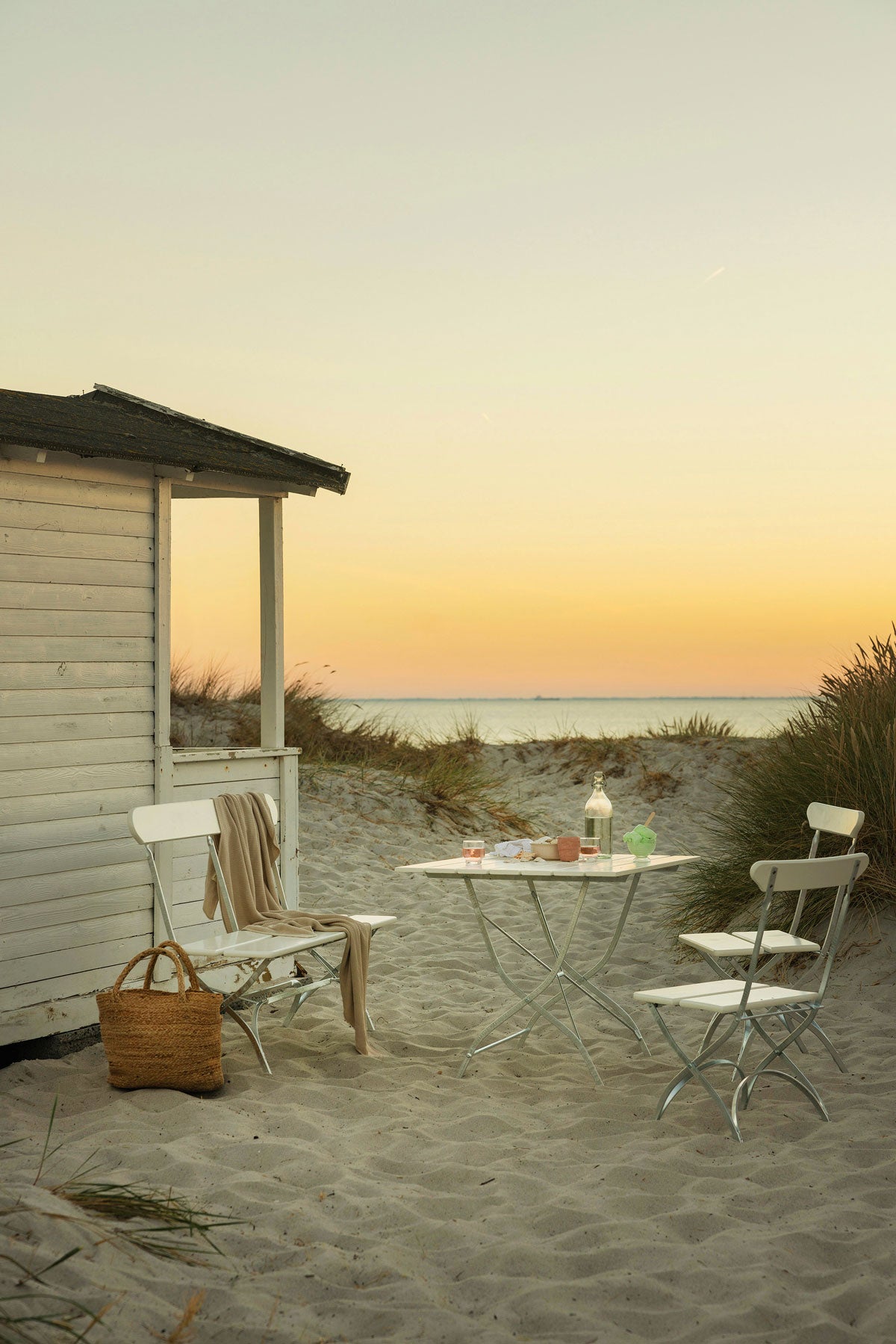 Bryggerisoffa, Bryggeribord och Bryggeristol i vitlackad ek på strand i solnedgång