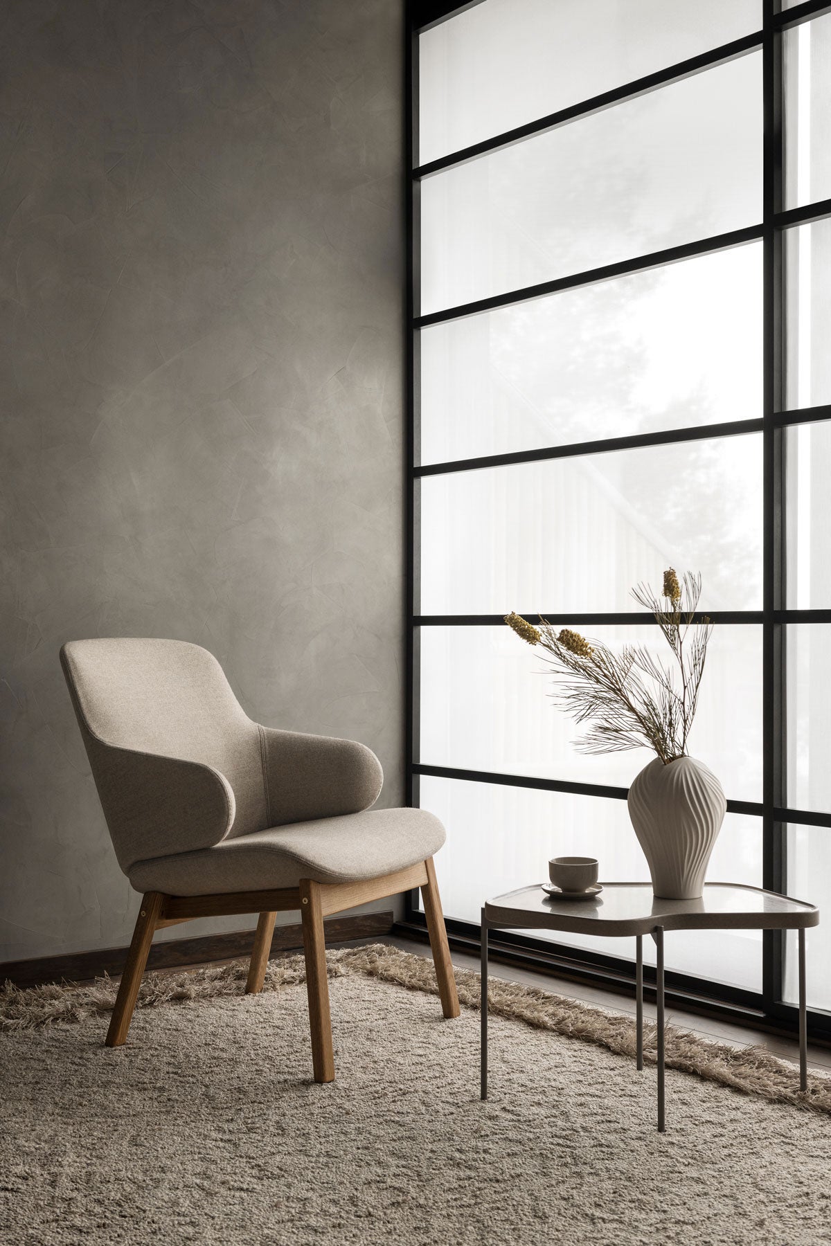 Miljöbild på fåtöljen Amstelle. Här visad med ben i trä.