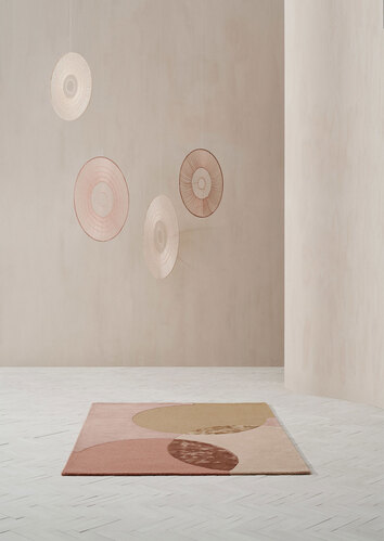Caldera Matta Mustard i kalt rum av rosa betong