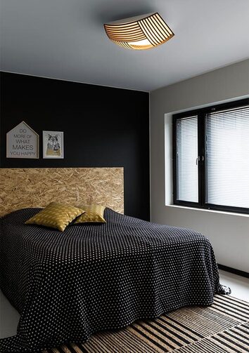 Kuulto 9100 Plafond Svart i mörkt sovrum med dubbelsäng