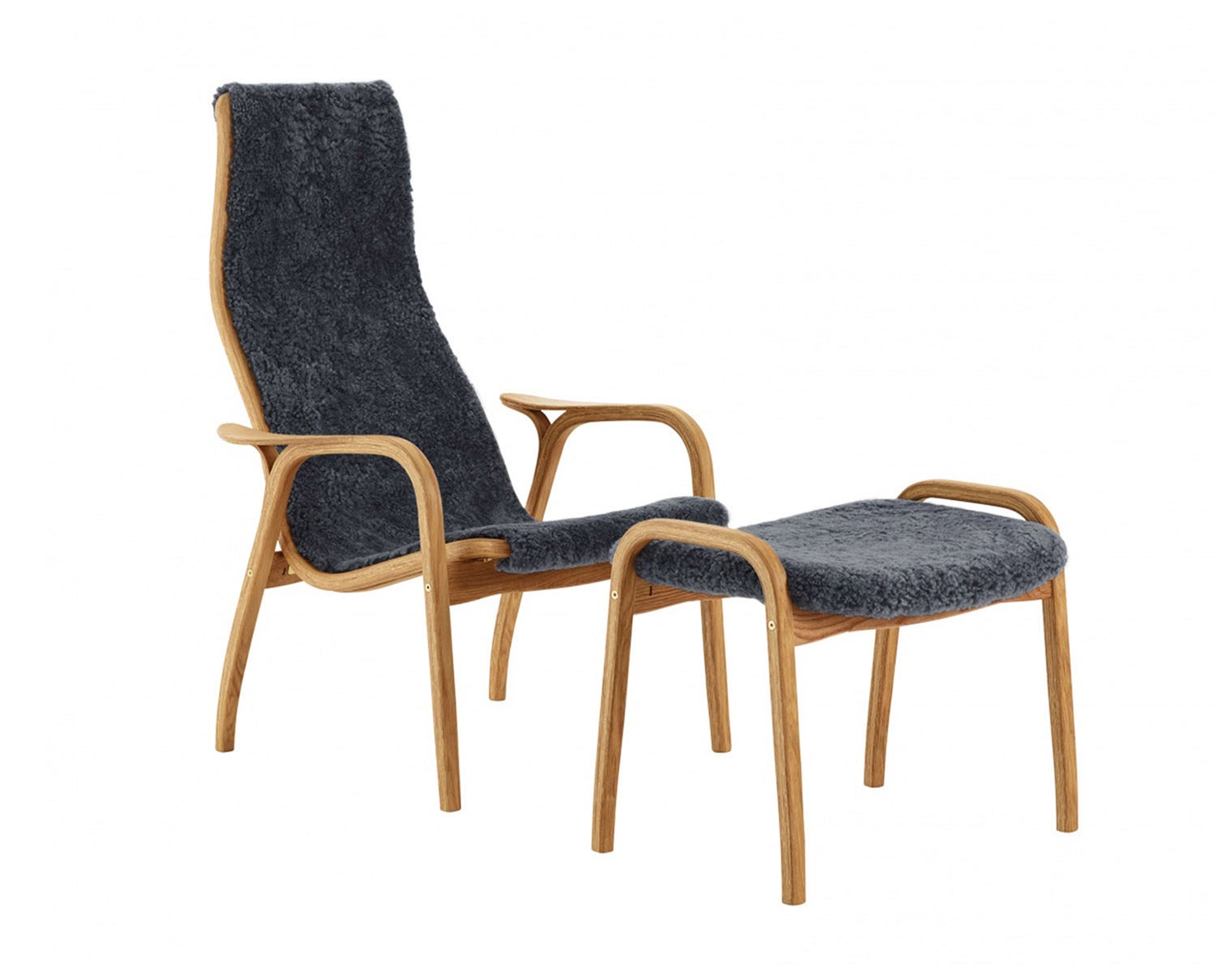 Fåtöljen Lamino med fotpall i ek, klädd i fårskinnet Charcoal