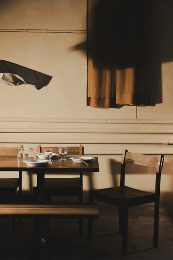 Gaspard-Dining-Table-180-Oak-Dark-Brass-Lifestyle-Etnicraft-01