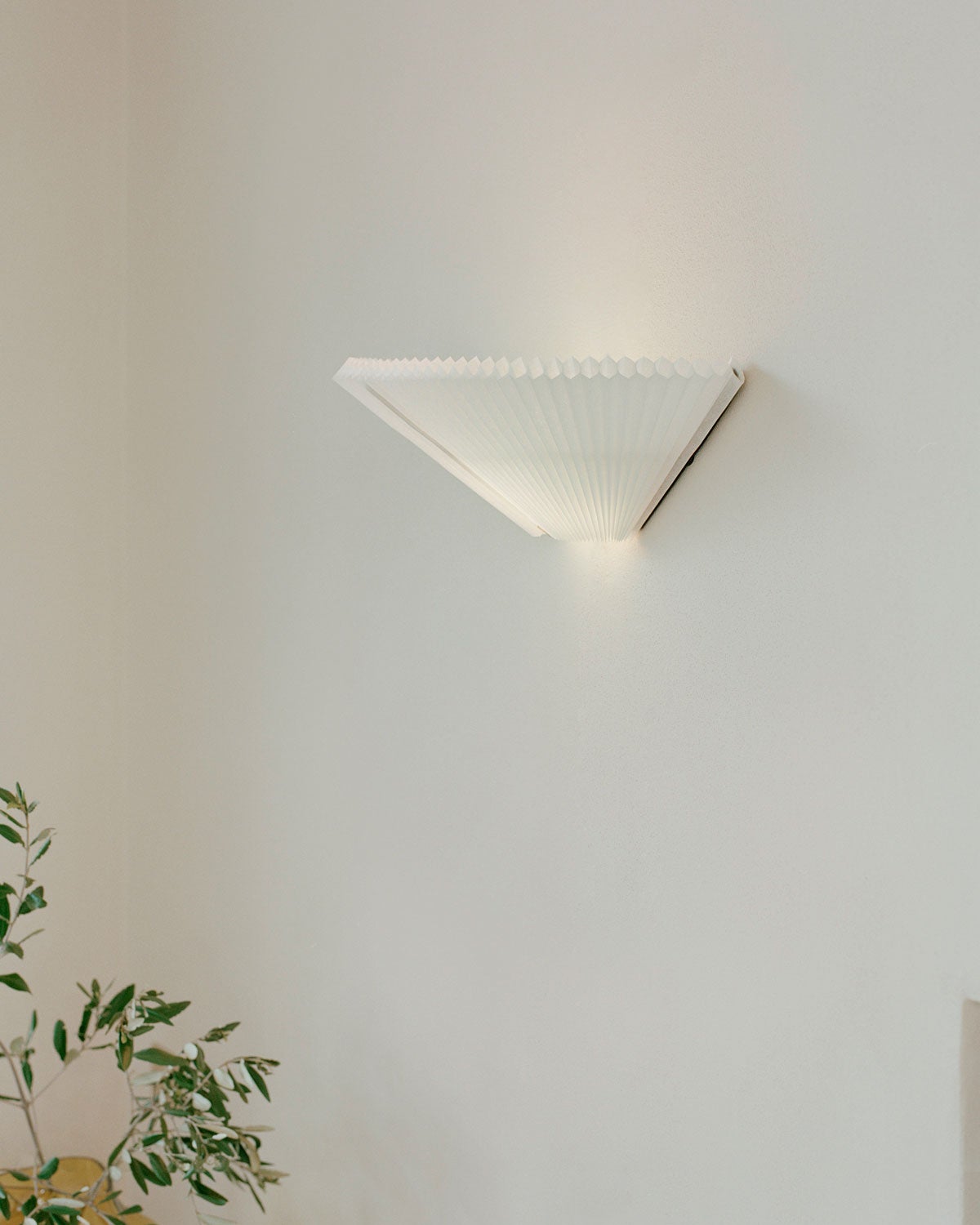 New-Works_Lifestyle_22270_Nebra-Wall-Lamp_6
