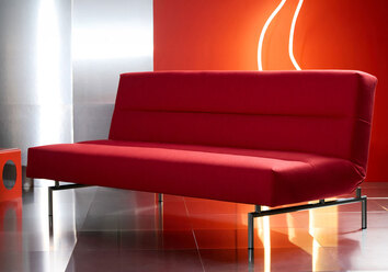 Jillis Bäddsoffa i tyget 511 Elegance Red i studiomiljö