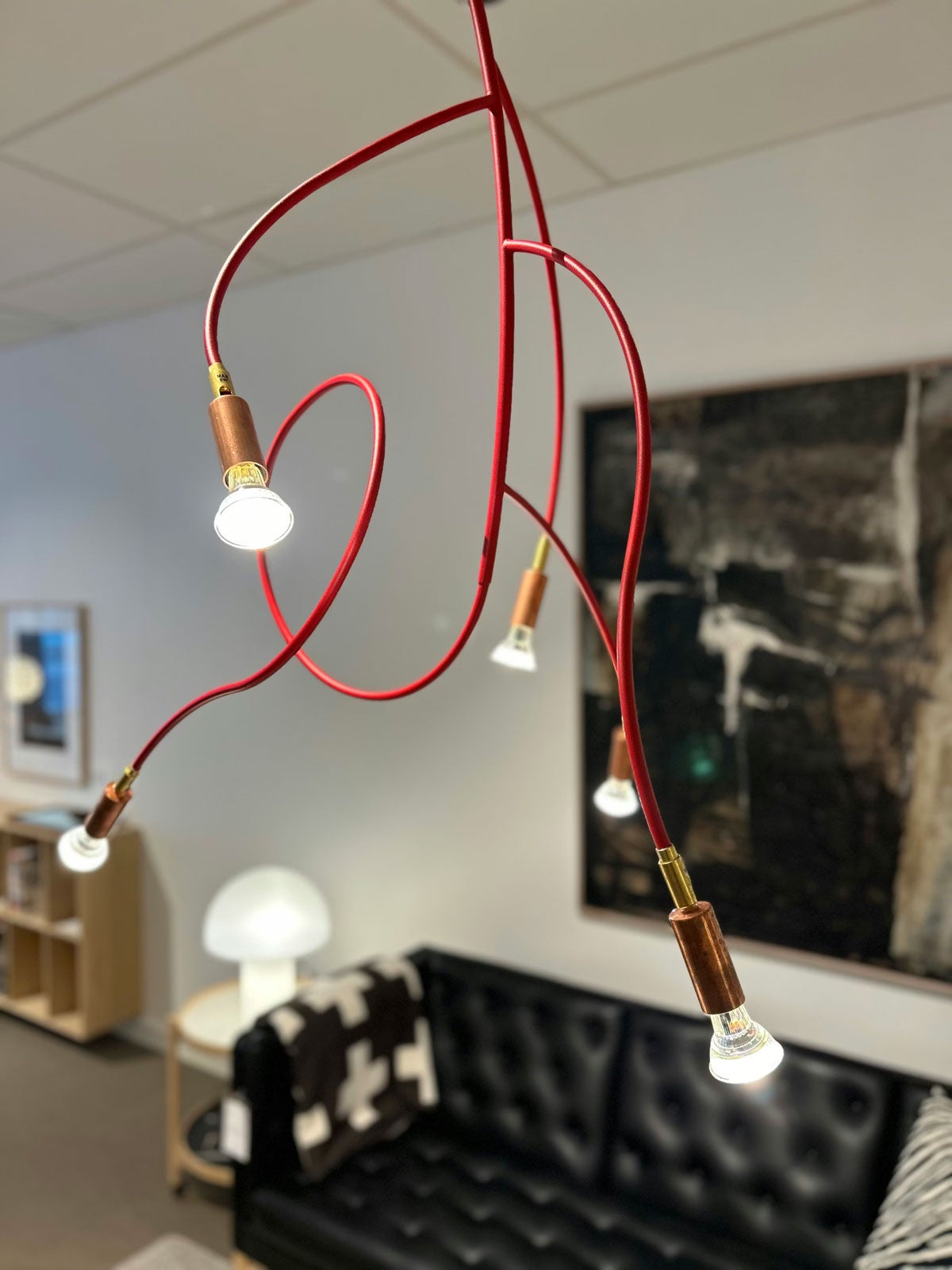 Ranka taklampa 5 röd i utställningsmiljö