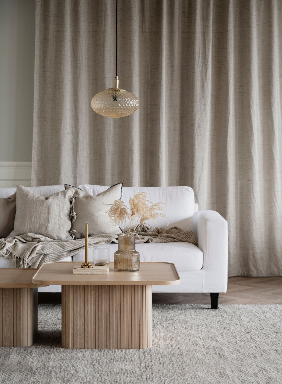 Sullivan Soffbord 80x80 i mysigt inredd vardagsrumsmiljö