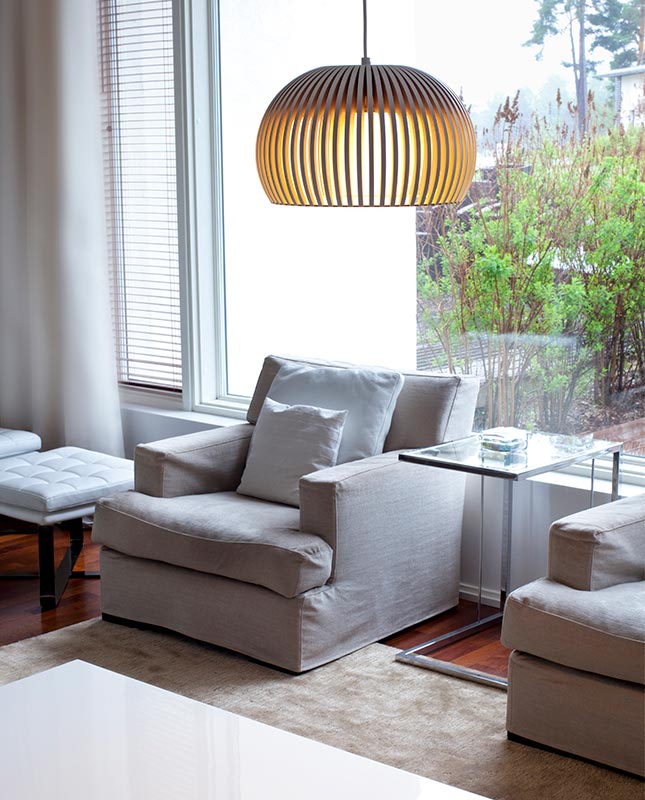 Atto 5000 Taklampa Björk ovanför fåtölj i vardagsrum