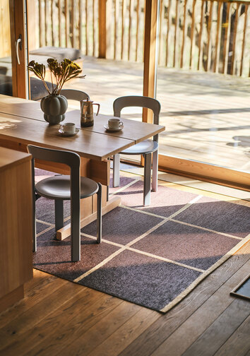 Criss-rug-burgundy-pappelina-lifestyle