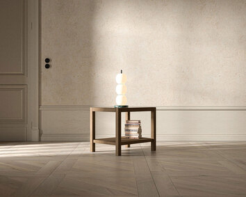 2000 Plus Lampbord med en hög böcker och en bordslampa