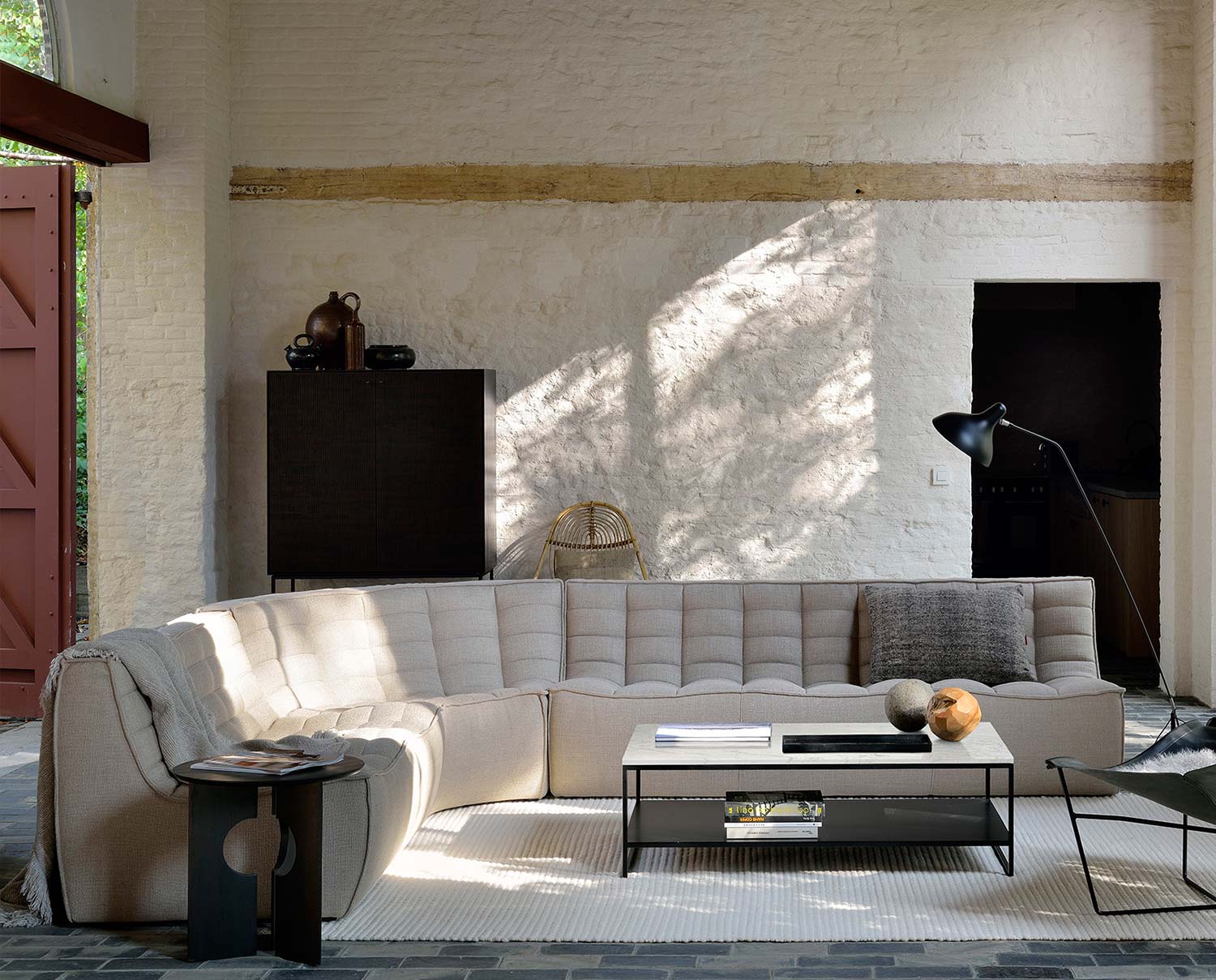 N701 Soffa Runt Hörn i Tyg Beige som del av modulsoffa i vardagsrum