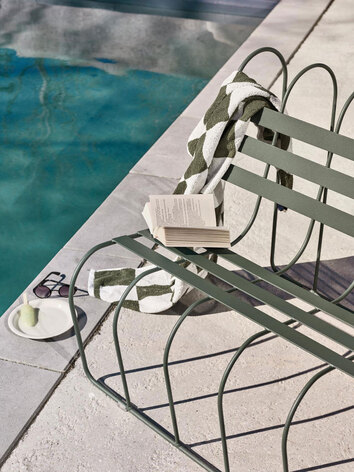 Gardener's Soffa bredvid poolkant