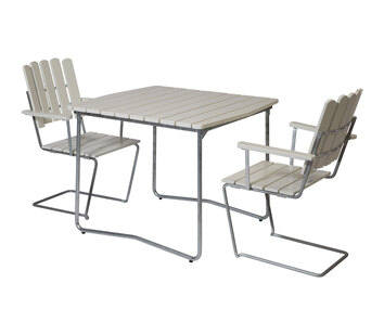 Matgrupp ett Bord B31 84 + två stycken Fåtölj A2 i vitlackad ek från Grythyttan