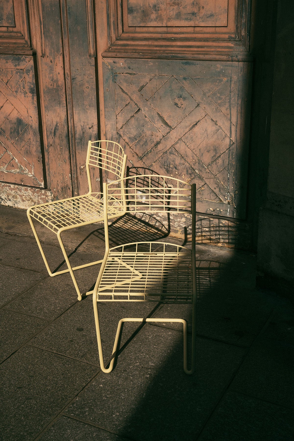 High Tech Stol i färgen Ivory på trottoar i Paris