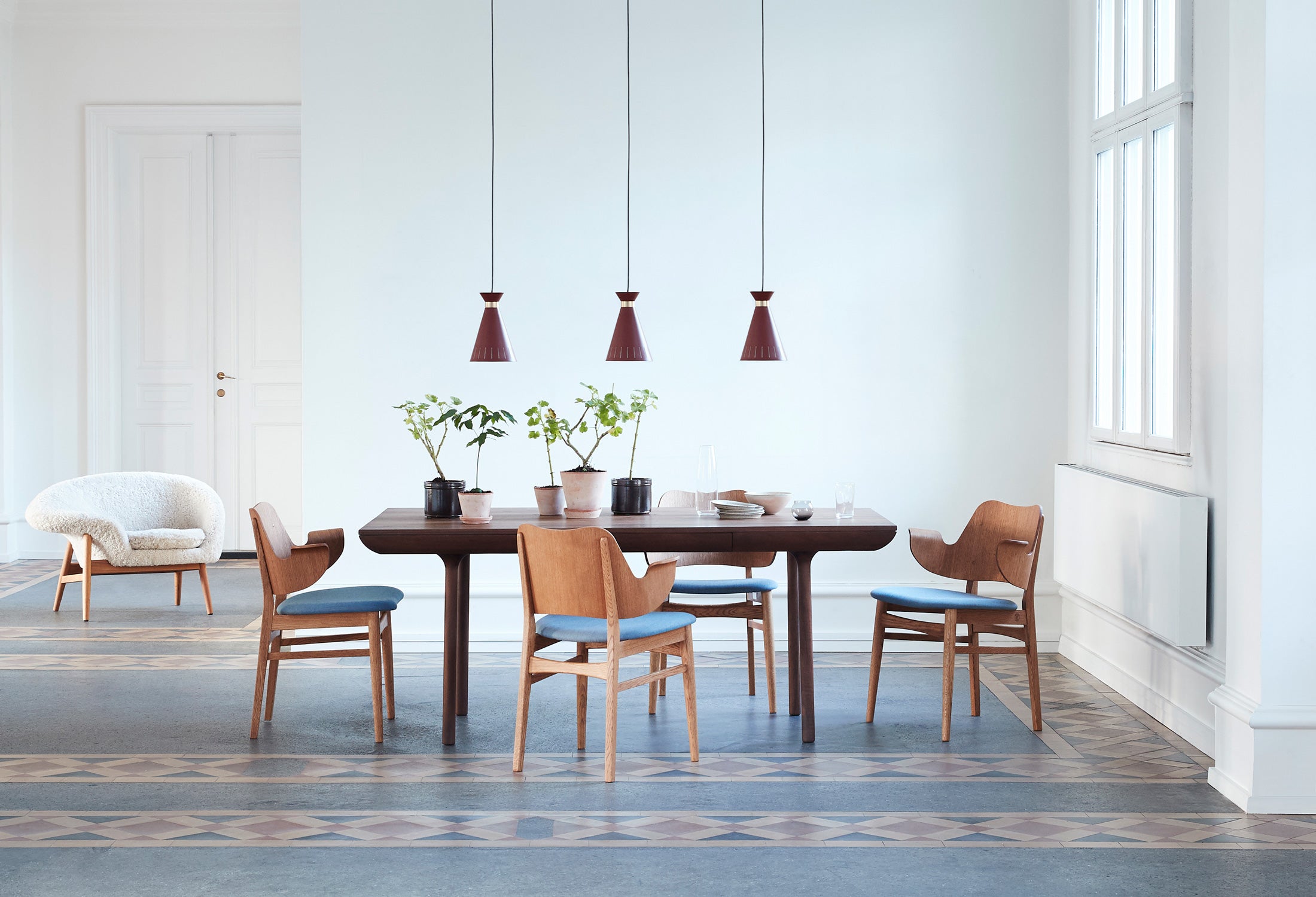 Köp stolar från Warm Nordic hos Tibergs Möbler