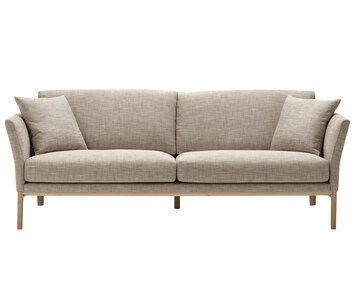 Lola soffa från Bröderna Anderssons i gråbeige tyg med bensockel i massiv ek