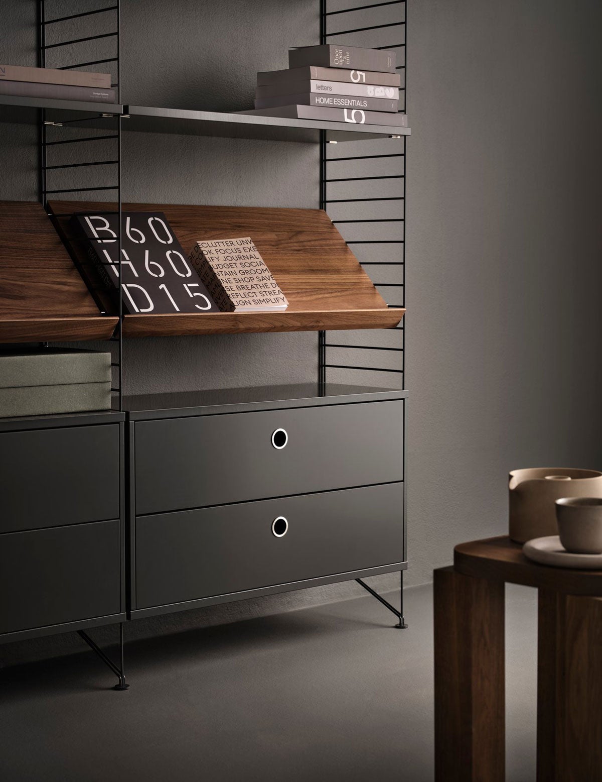 String System i färgen Mörkgrå med tidskriftshylla i Valnöt