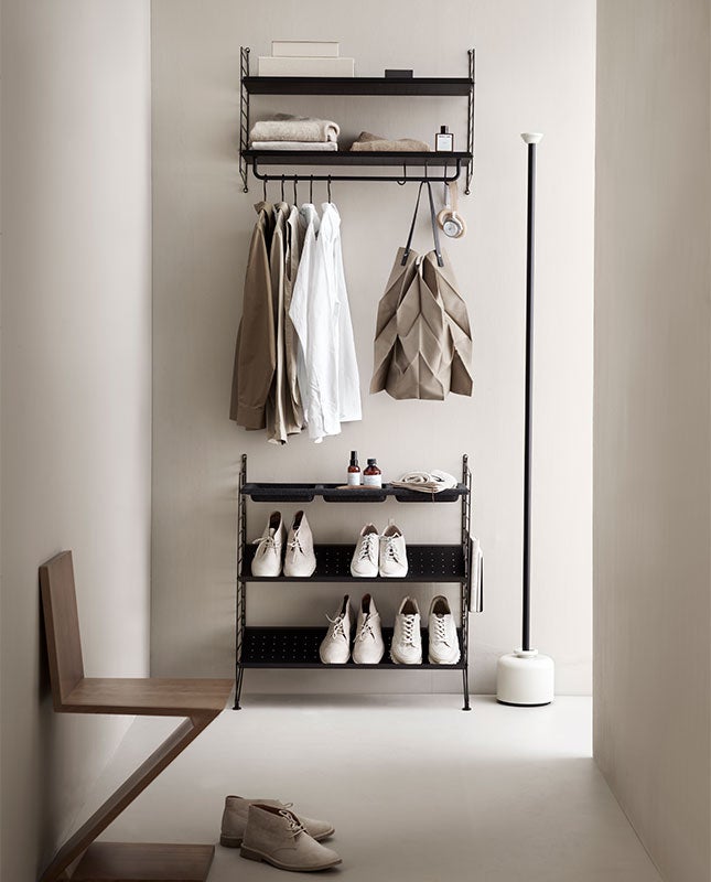 Stringhylla till hallen - Designa efter egna önskemål. Denna modell svart/svart