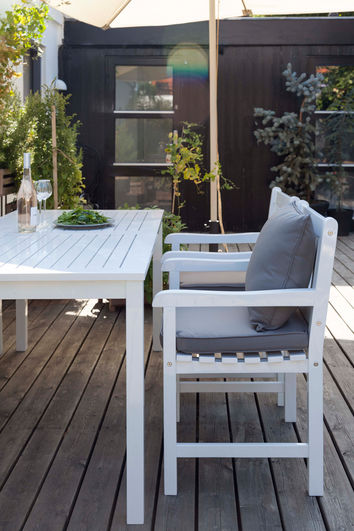 Miljöbild på trädgårdsstolen Rosenborg, i vit mahogny