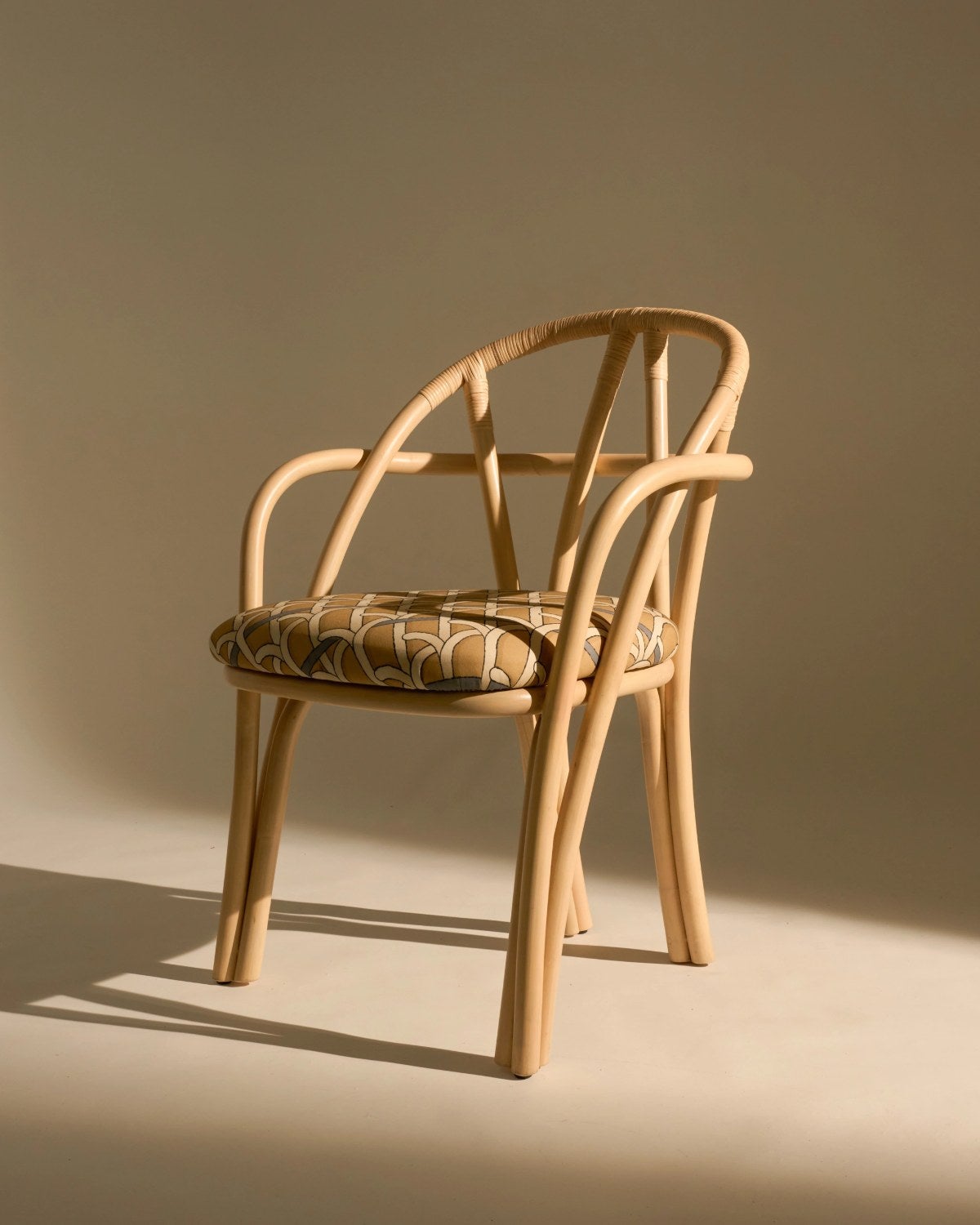 Gubi-Bistra-Dining-Armchair-miljo-468580390603071