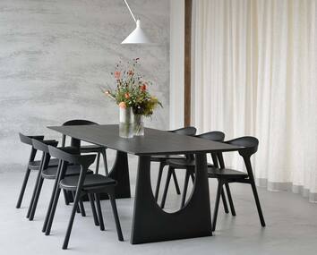 Geometric Matbord med Bok Stol i matsalsmiljö med vacker blombukett