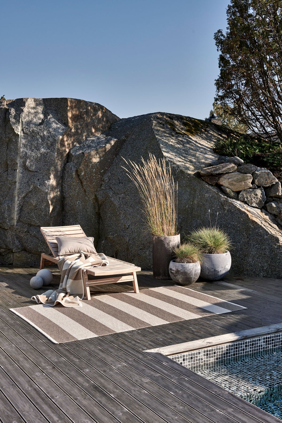 Bob Matta i färgen Mud / Vanilla vid solstol på trädäck