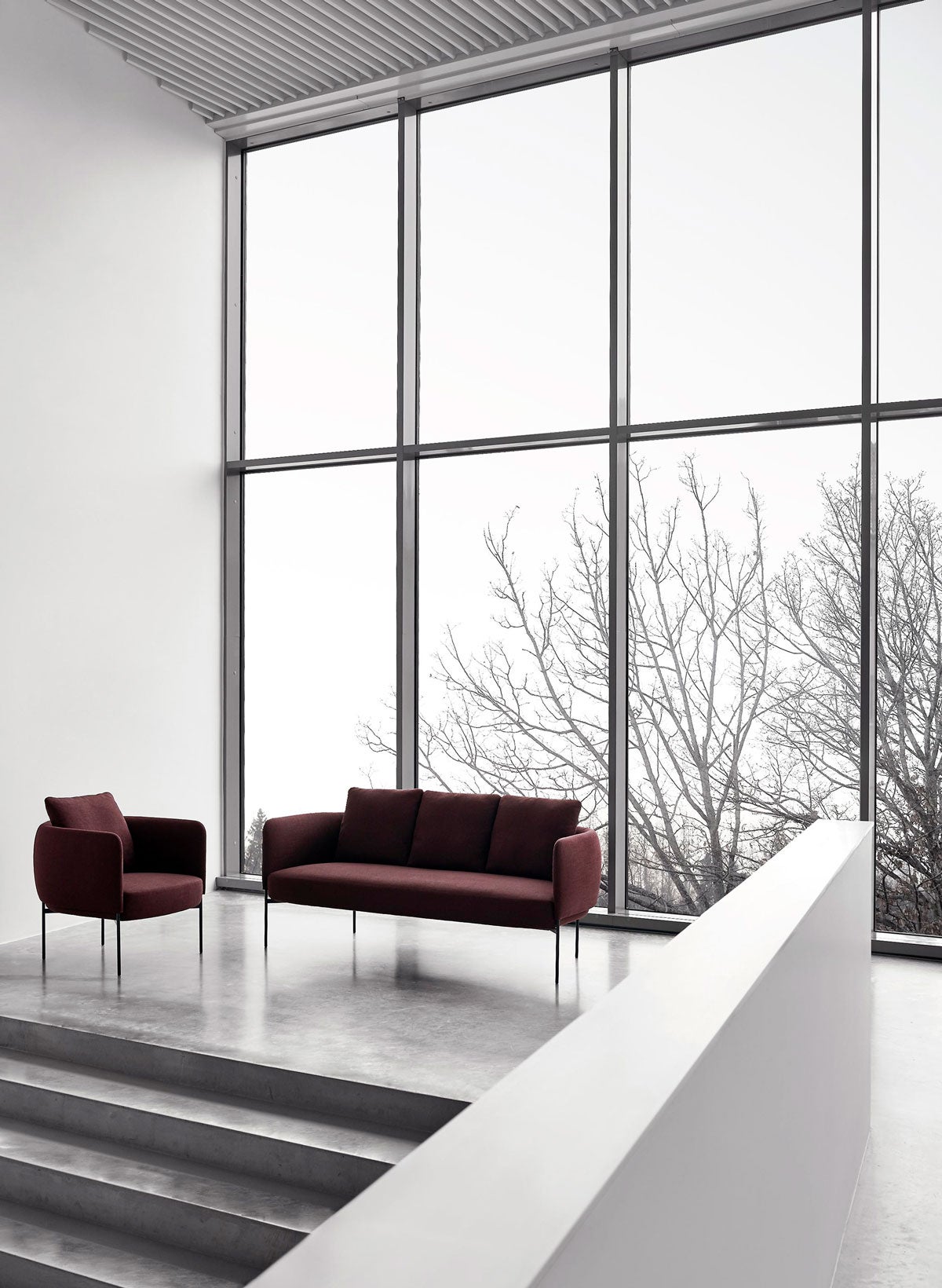 Miljöbild på soffan Bonnet, med fåtöljen Bonnet Club, klädda i tyget Mistral 08.